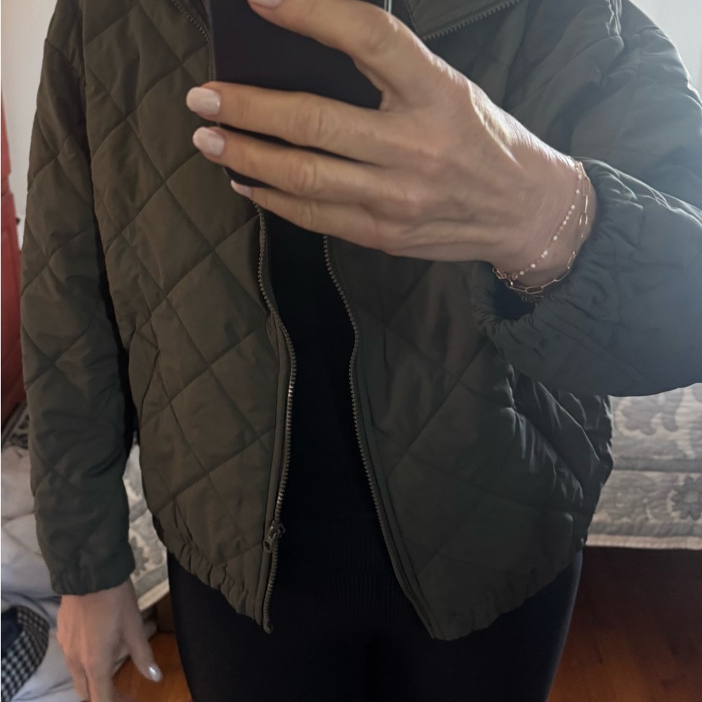 Vuori Women's Quilted Puffer Jacket in Olive Sz XL